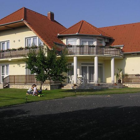 Szaloky Apartmanhaz Gyenesdias Luaran gambar